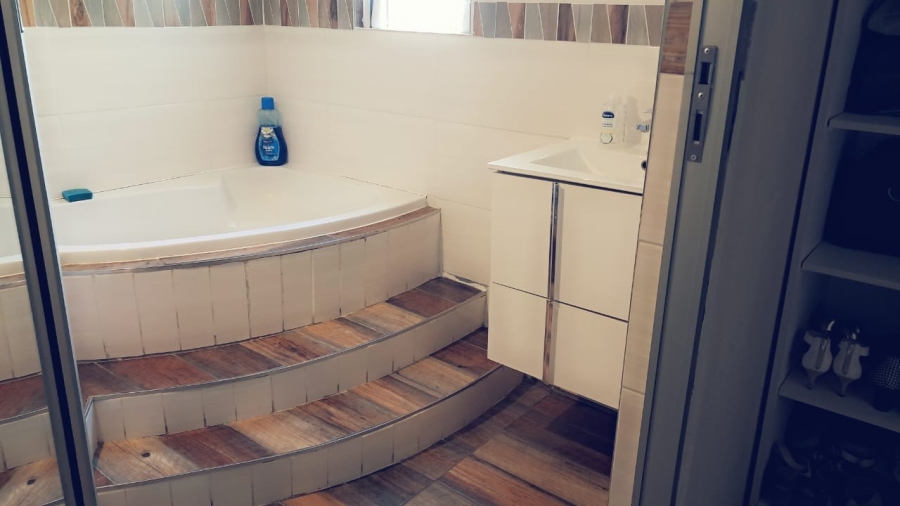 5 Bedroom Property for Sale in Ilitha Park Western Cape